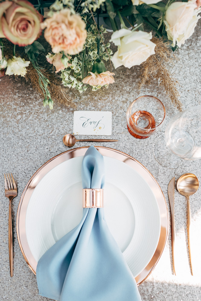 dekoracja stołu w kolorach dusty blue i miedziane dodatki
