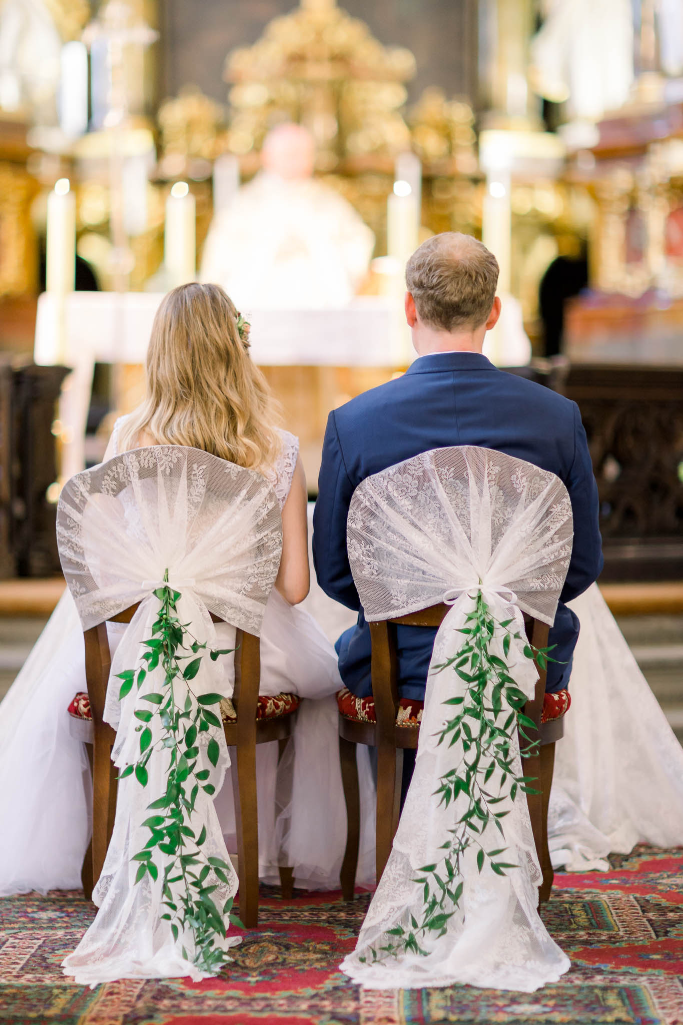 dekoracja krzeseł w kościele na weselu w prowansalskim stylu