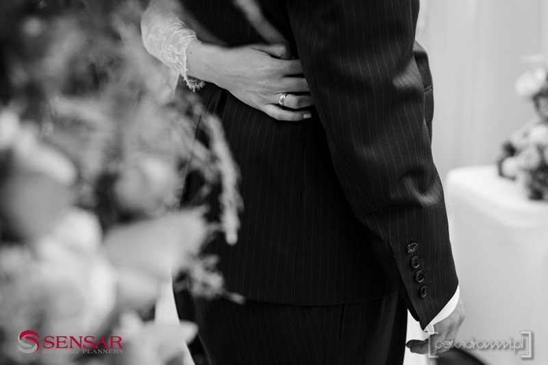 czułe gesty podczas ślubu w stylu boho