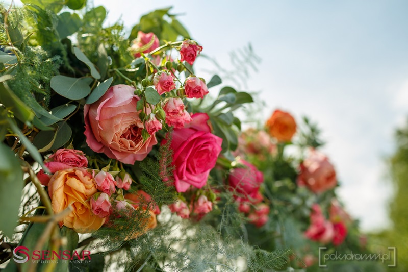 girlanda z kwiatów na ślub w stylu boho